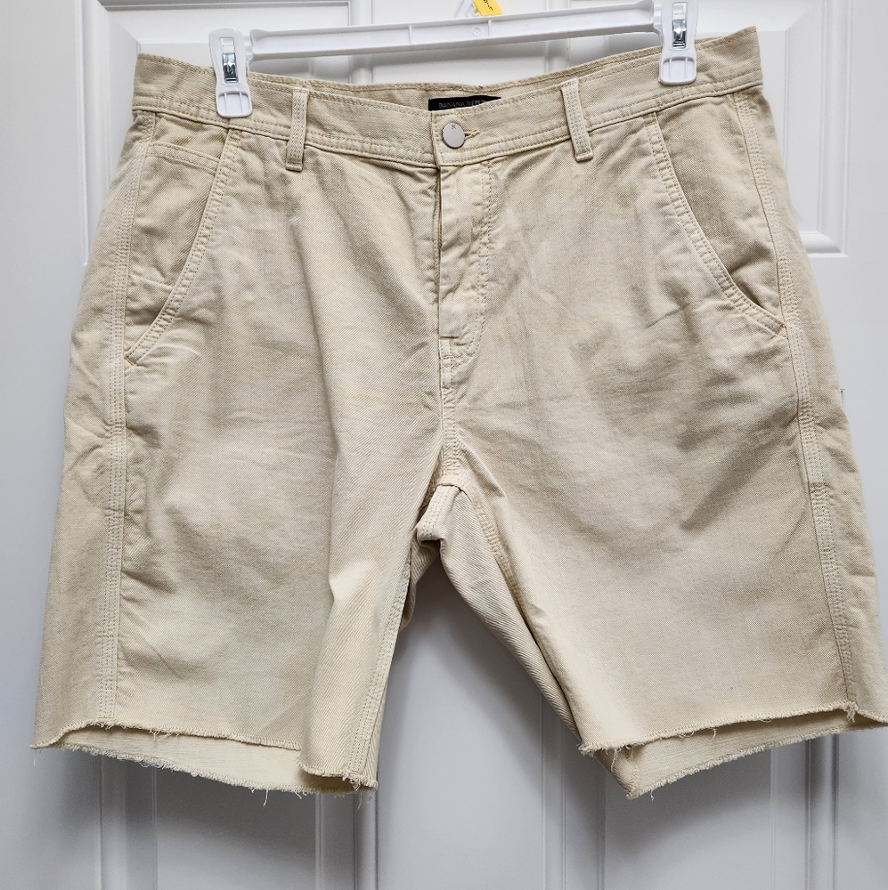 Banana Republic Men's Cream Shorts. Smoke free home.